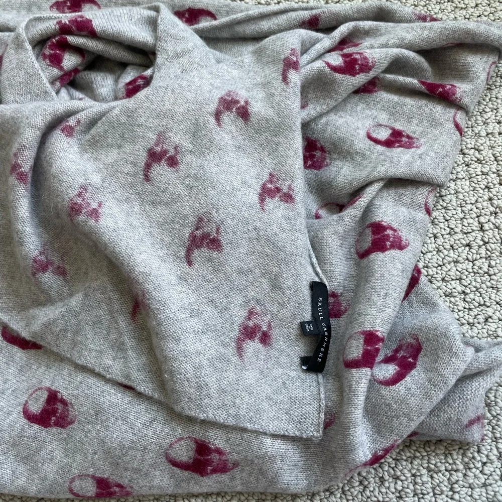 SKULL CASHMERE scarf/wrap - Picture 5 of 6